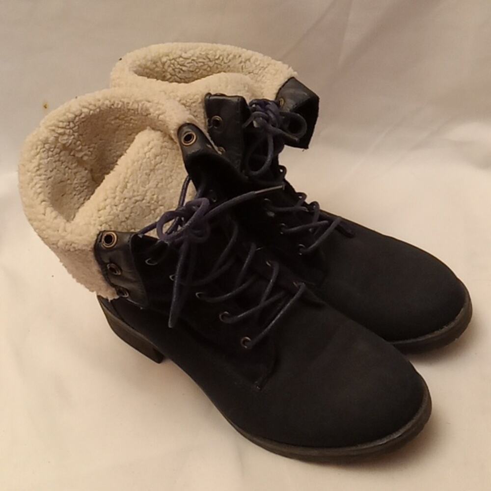 Jared 11 women's size 7 Navy blue boots. Hiking, Warm Activewear